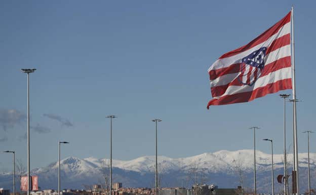 La Sierra de Guadarrama, al fondo del estadio Metropolitano, cubierta de un manto de nieve.  EFE