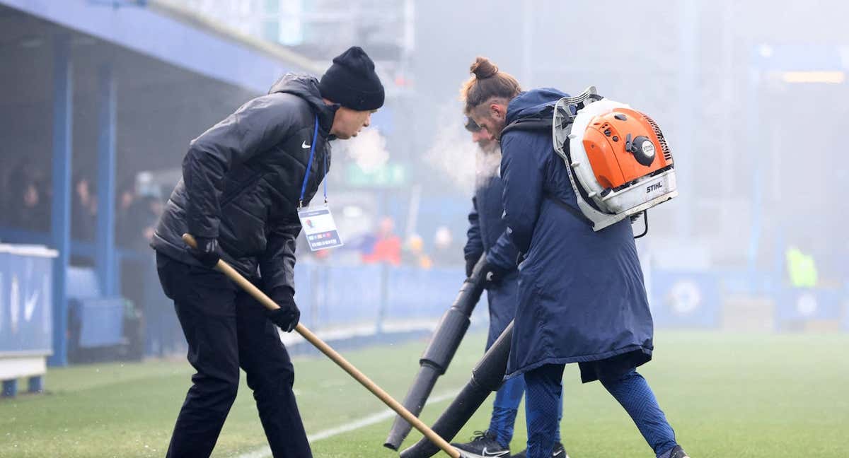 Así estaba el césped para el Chelsea-Liverpool horas antes de su disputa./AFP