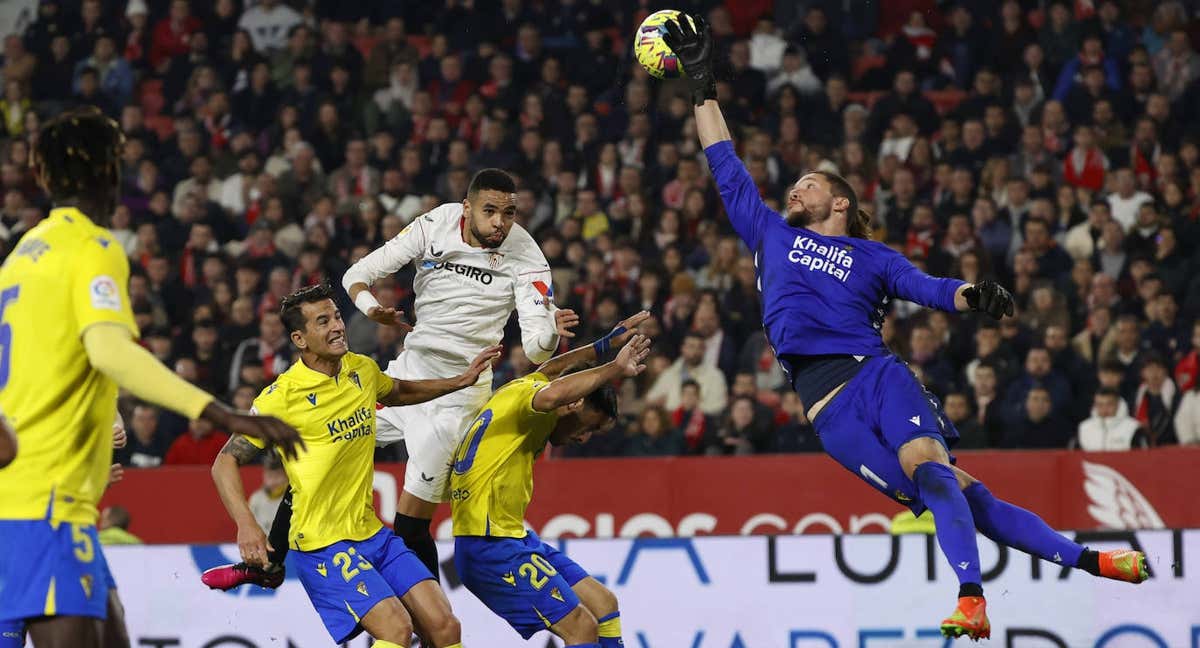En-Nesyri disputa un balón frente al Cádiz.