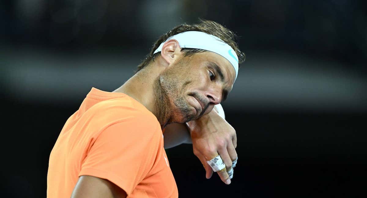 Rafael Nadal, tras lesionarse en el Open de Australia 2023. /EFE/EPA/LUKAS COCH