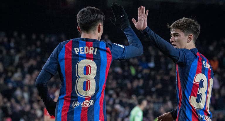 Pedri y Gavi celebran el 1-0 del canario ante el Getafe.