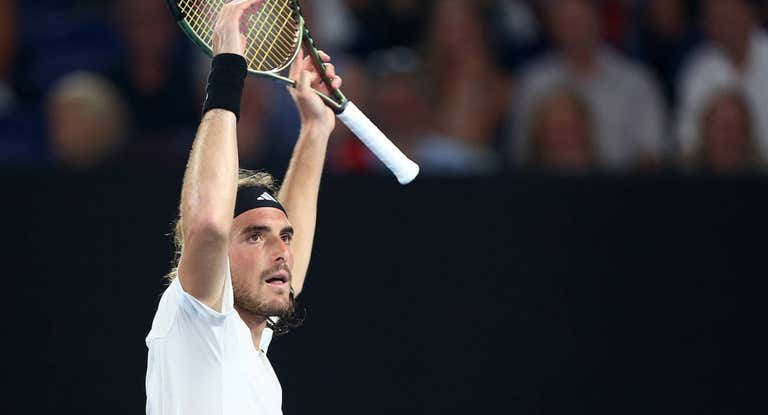 Tsitsipas celebra un punto durante su victoria ante Sinner.