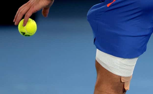 El vendaje en el muslo de Djokovic. Efe