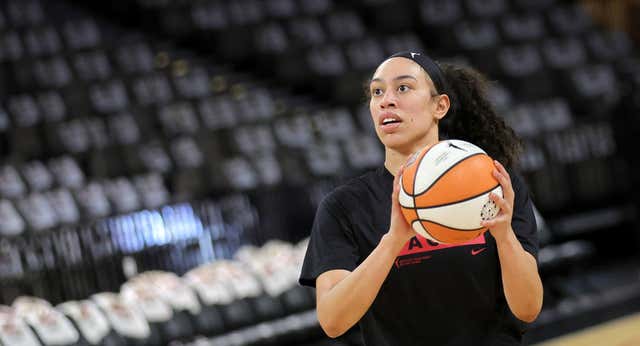 Embarazo, traspaso y denuncia, la polémica realidad de la ‘all star’ Dearica Hamby