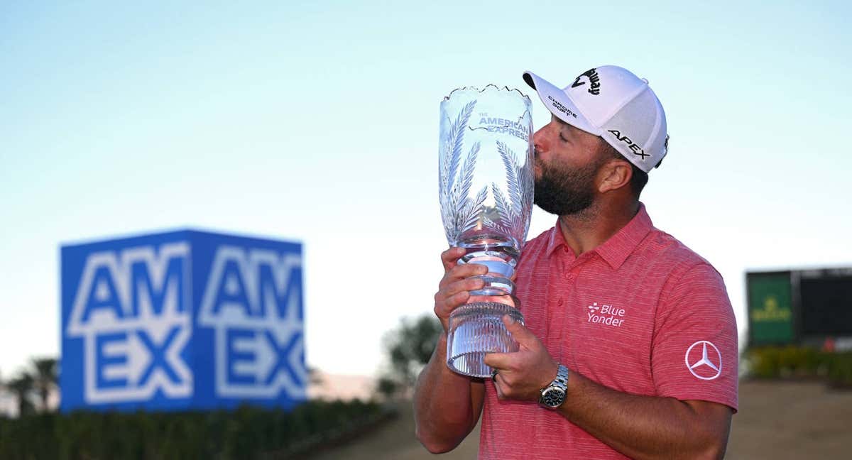 Jon Rahm besa la copa del American Express. /REUTERS/Orlando Ramirez