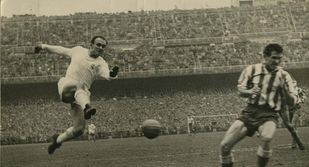 Di Stéfano remata a portería en un derbi contra el Atlético.