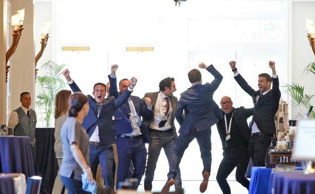 Gerard Piqué, a la derecha, celebra con parte de su equipo la adjudicación de la Copa Davis a Kosmos en 2018.  EFE