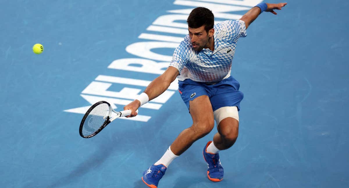 Novak Djokovic, con el muslo izquierdo vendado durante su última victoria en el Open de Australia 2023. /LOREN ELLIOTT/REUTERS