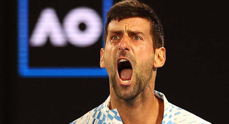 Novak Djokovic celebra un punto ante Rublev en los cuartos de final del Open de Australia.