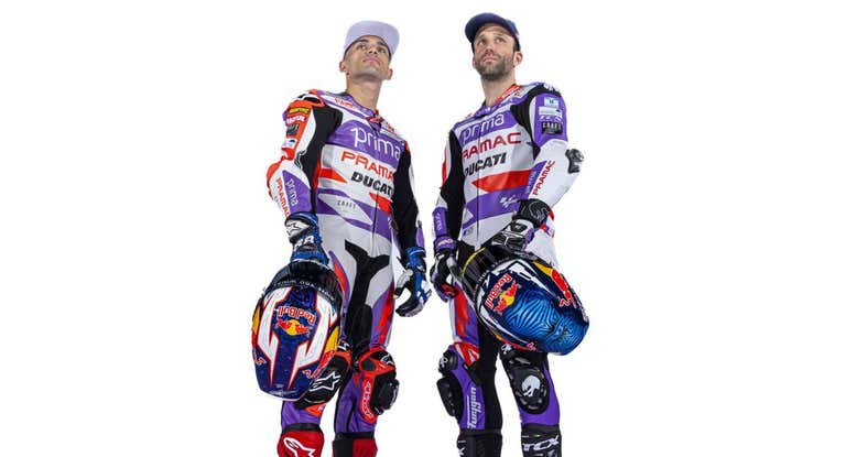 Jorge Martín (D), junto a Johan Zarco en la presentación del equipo Prima Pramac Racing