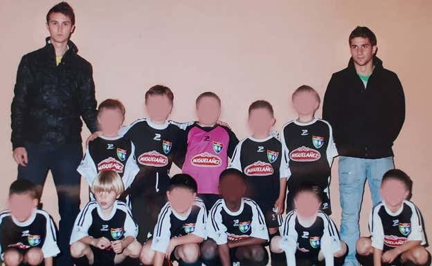 A la izquierda de pie, Sergio Vega Rivas, primer entrenador de Pablo Barrios en la Escuela Deportiva Moratalaz; abajo, con el pelo rubio y corte a tazón, Pablo Barrios; a la derecha, de pie, el segundo entrenador, Alberto García.  RELEVO