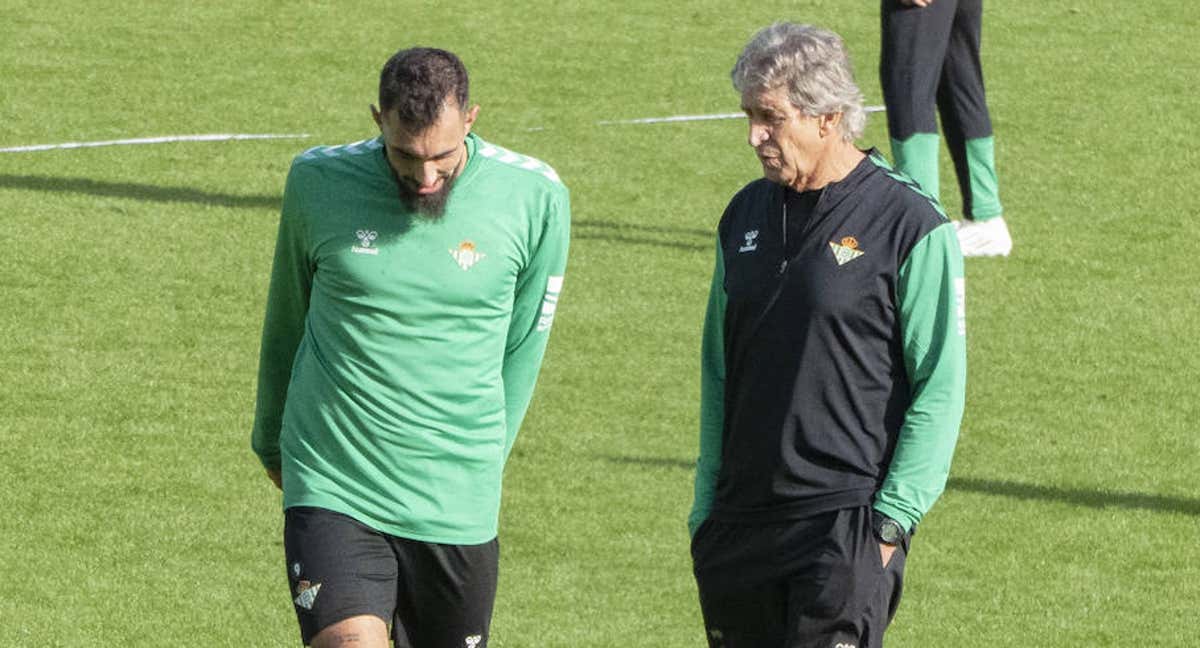 Manuel Pellegrini dialoga con Borja Iglesias en un entrenamiento./EFE