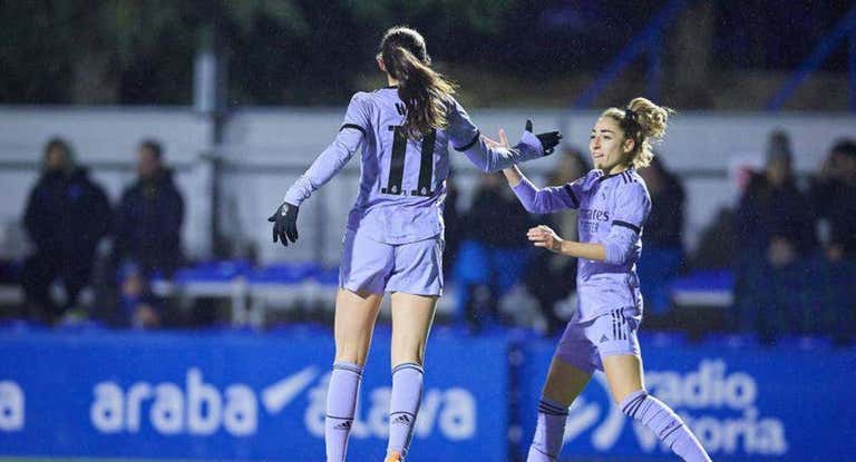 Weir y Olga Carmona celebran el gol de la escocesa ante el Alavés.