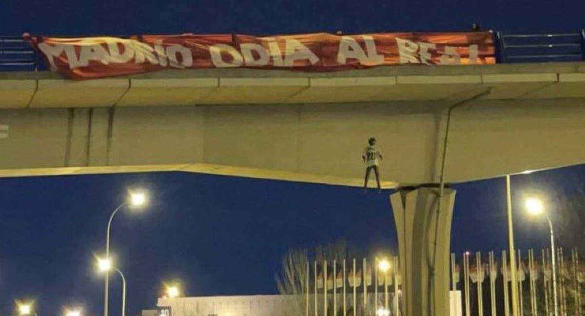 El muñeco colgado en un puente de Valdebebas con la camiseta de Vinicius./Twitter