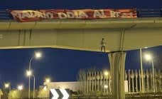 Reacciones a una pancarta 'de quita y pon' que vuelve a hacerle el juego a los ultras