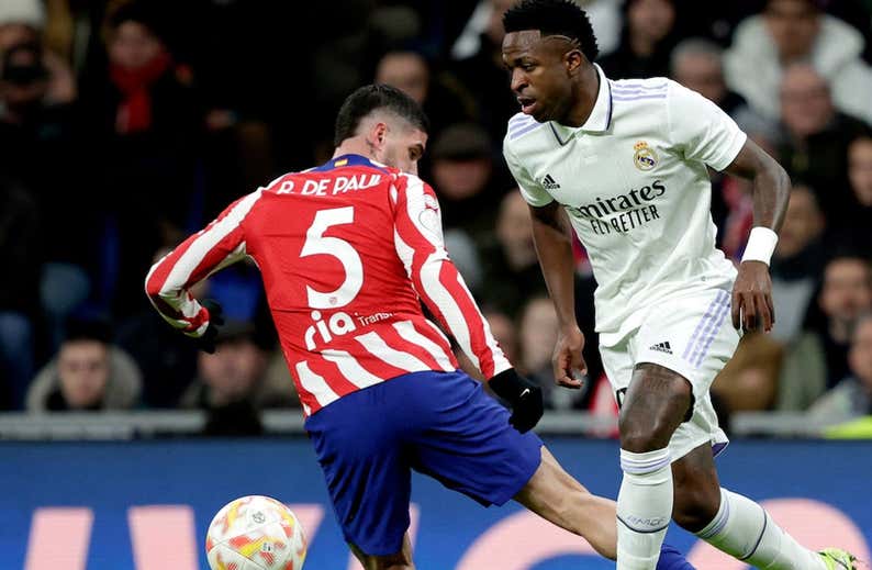 El Bernabéu arropa a Vinicius y él es firme: "Vini ama Madrid"