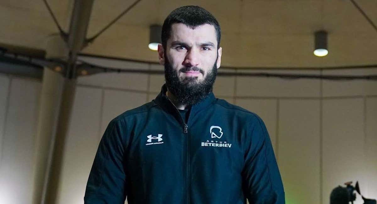 Artur Beterbiev posa antes de comenzar el entrenamiento público en Londres durante la Fight Week de su combate frente a Yarde./