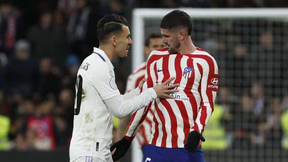 Ceballos y De Paul acabaron picados al final de la primera parte en el Bernabéu. /EFE