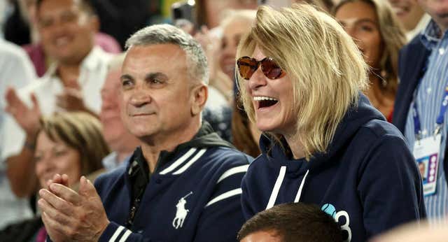 Advertencia a Djokovic después de que su padre posara con hinchas con banderas prorrusas