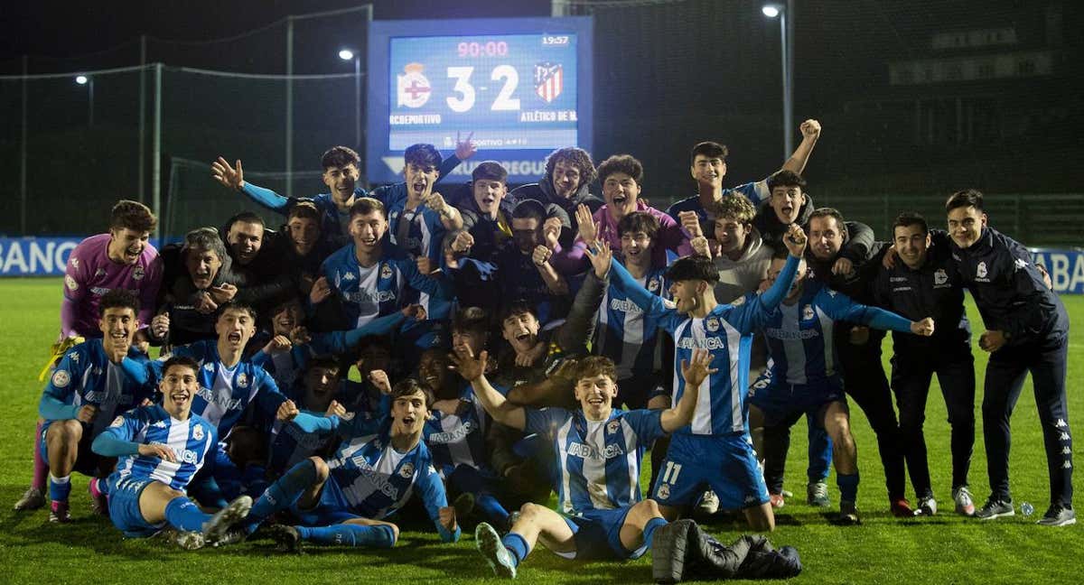 Los juveniles del Deportivo celebrando el pase a cuartos de final de la Copa del Rey./RC Deportivo