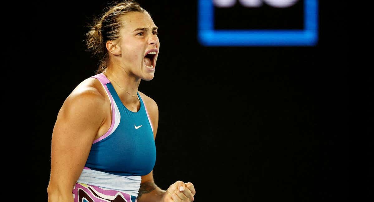 Sabalenka celebra un punto durante su semifinal ante Linette en el Open de Australia 2023. /CARL RECINE/REUTERS