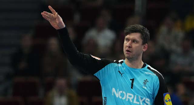 Los Hispanos estrellan sus sueños de oro contra un extraterrestre llamado Landin