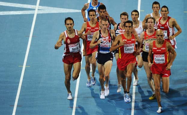 Arturo Casdo, en el centro, durante la final de 1.500m de 2010, cuando se proclamó campeón de Europa en Barcelona.  GETTY