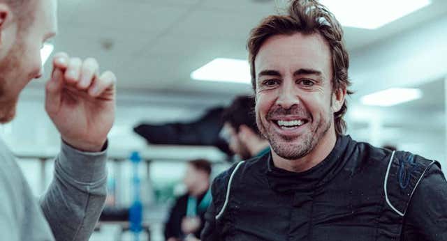 Fernando Alonso desborda felicidad en sus primeros días en Aston Martin