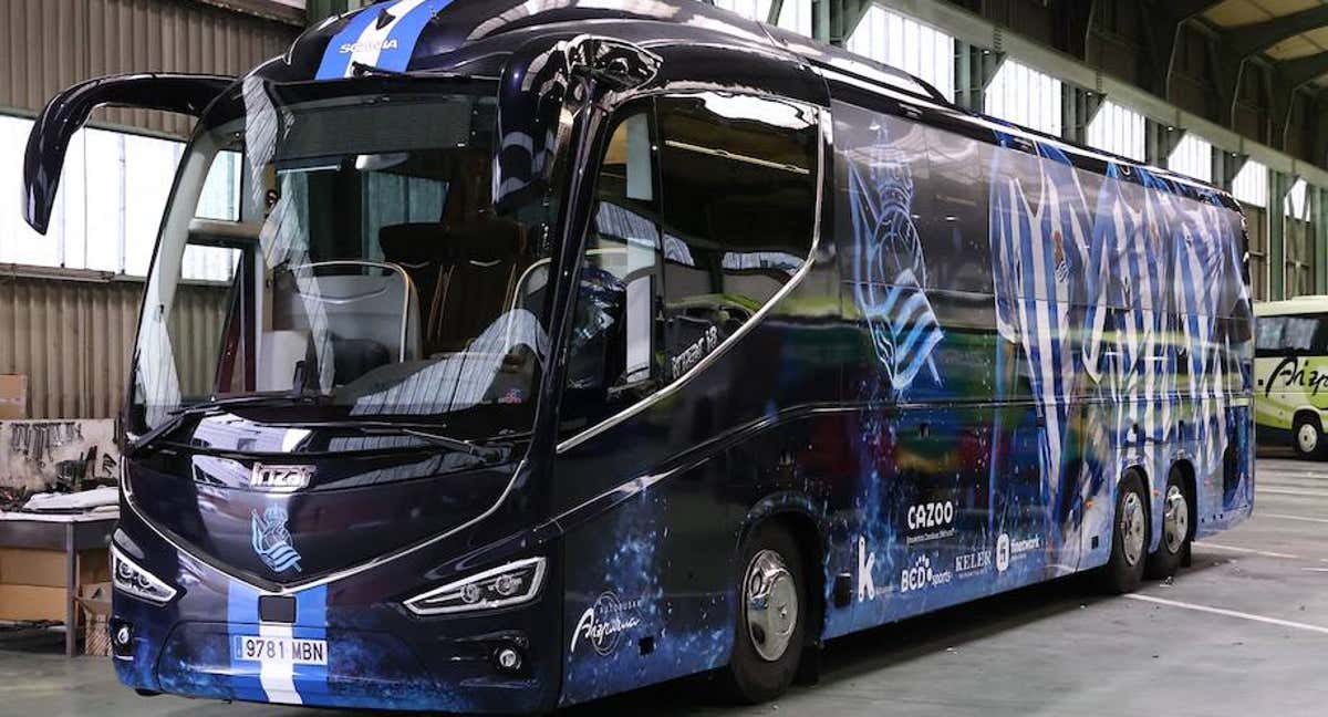 El autobús negro de la Real Sociedad. /Real Sociedad