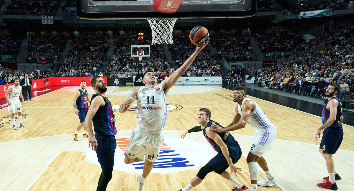 Gabriel Deck entra a canasta ante Mirotic. /GETTY IMAGES