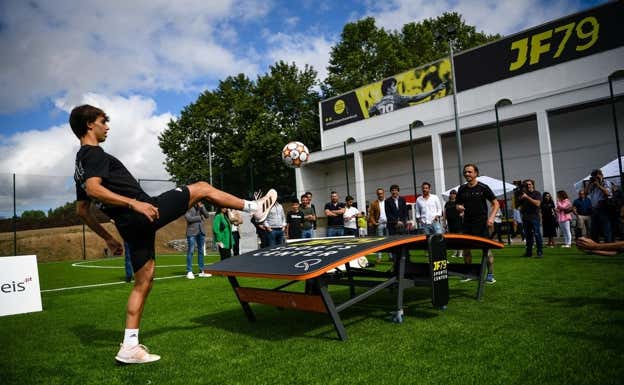 Joao practicando teqball en su centro deportivo. JF79