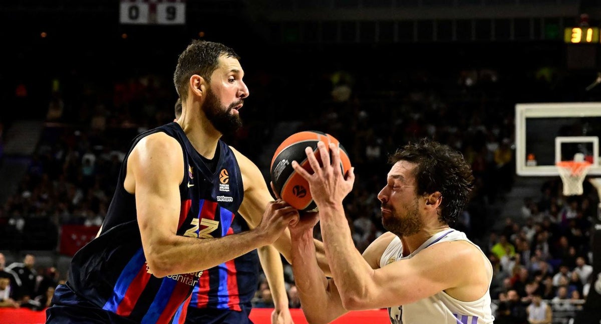 Mirotic y Llull pugnan un balón en el Clásico de Euroliga de la segunda vuelta.