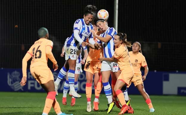 Maddi y Manu durante el encuentro ante el Atlético de Madrid.  REAL SOCIEDAD