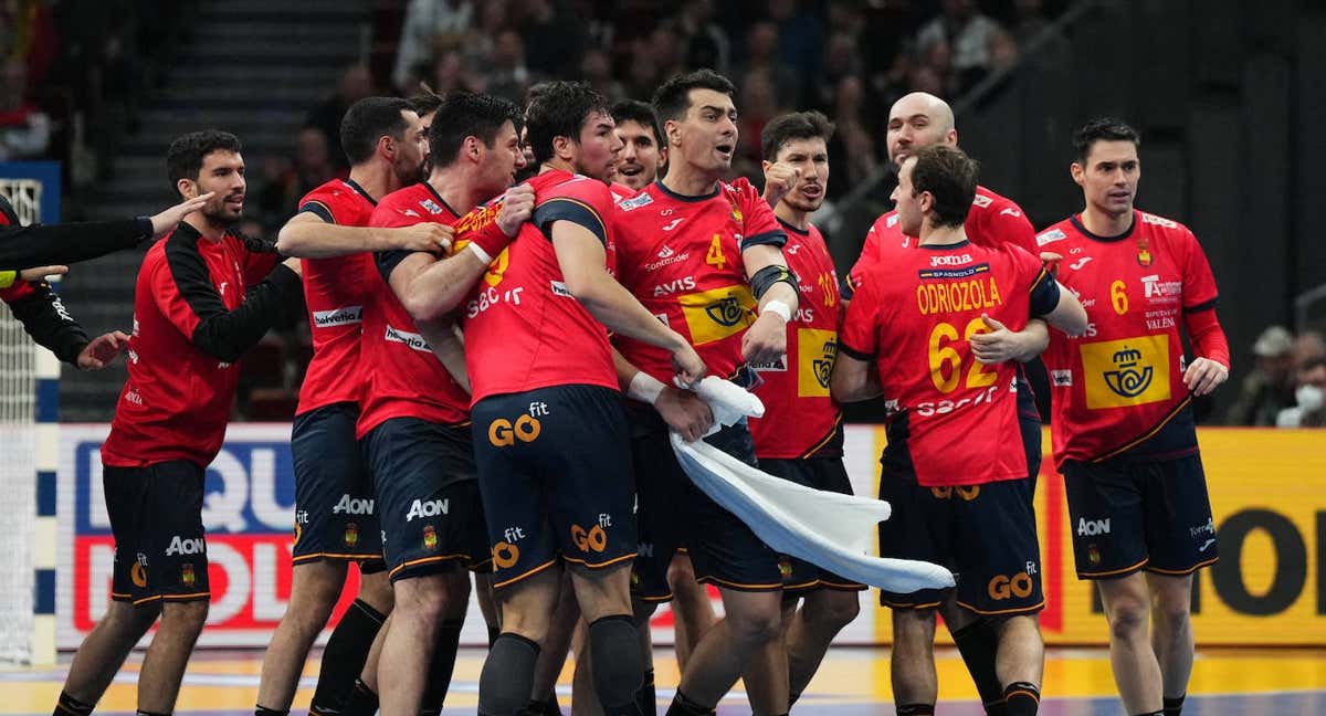 Los Hispanos celebran la victoria contra Noruega en cuartos.