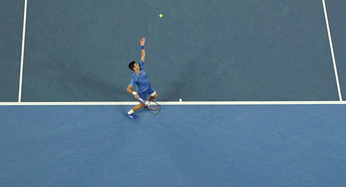 Novak Djokovic sacando en un/REUTERS