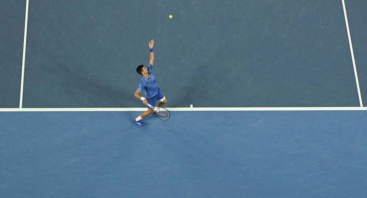Novak Djokovic sacando en un