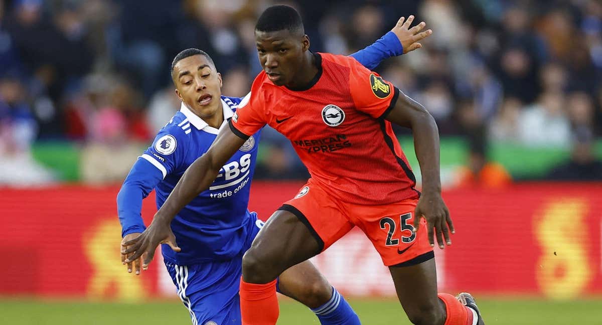 Moi Caicedo conduce la pelota en un partido ante el Leicester. /REUTERS