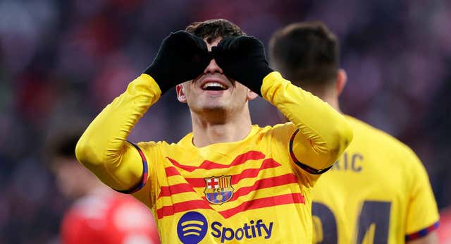 Pedri mejora a Iniesta