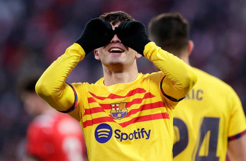 Pedri mejora a Iniesta