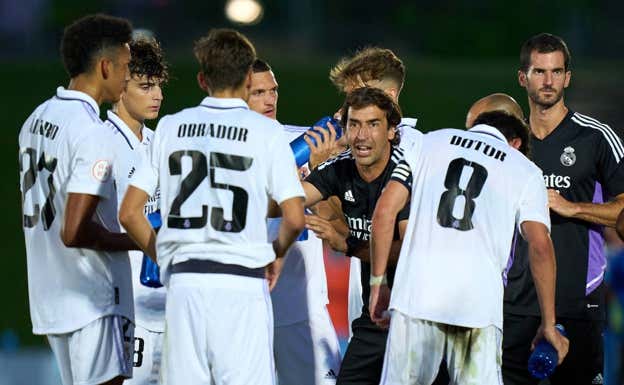 Raúl, dando órdenes a sus jugadores en un partido del Castilla. GETTY