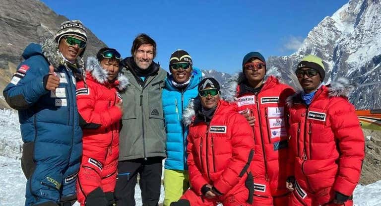 Julio Salinas, junto con los seis sherpas