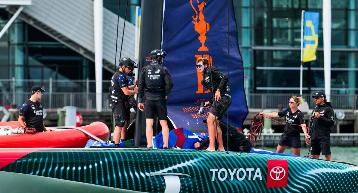 Liv Mackay, en la popa del New Zealand. /ADAM MUSTILL / AMERICA'S CUP