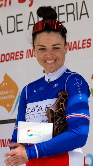 Audrey Cordon-Ragot sonríe en el podio de la Women's Pro Cycling Costa de Almería.  FRAN REYES