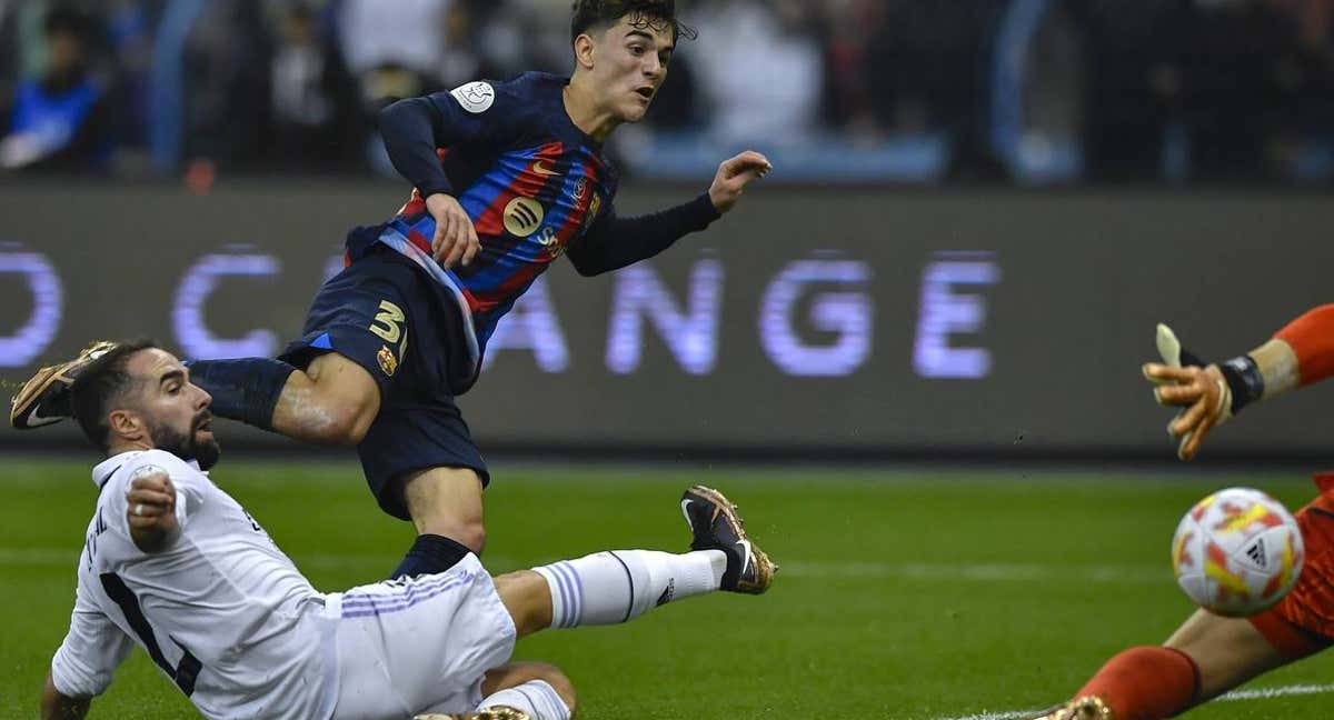 Gavi remata en la acción que supuso el primer gol culé en el último Clásico./EFE