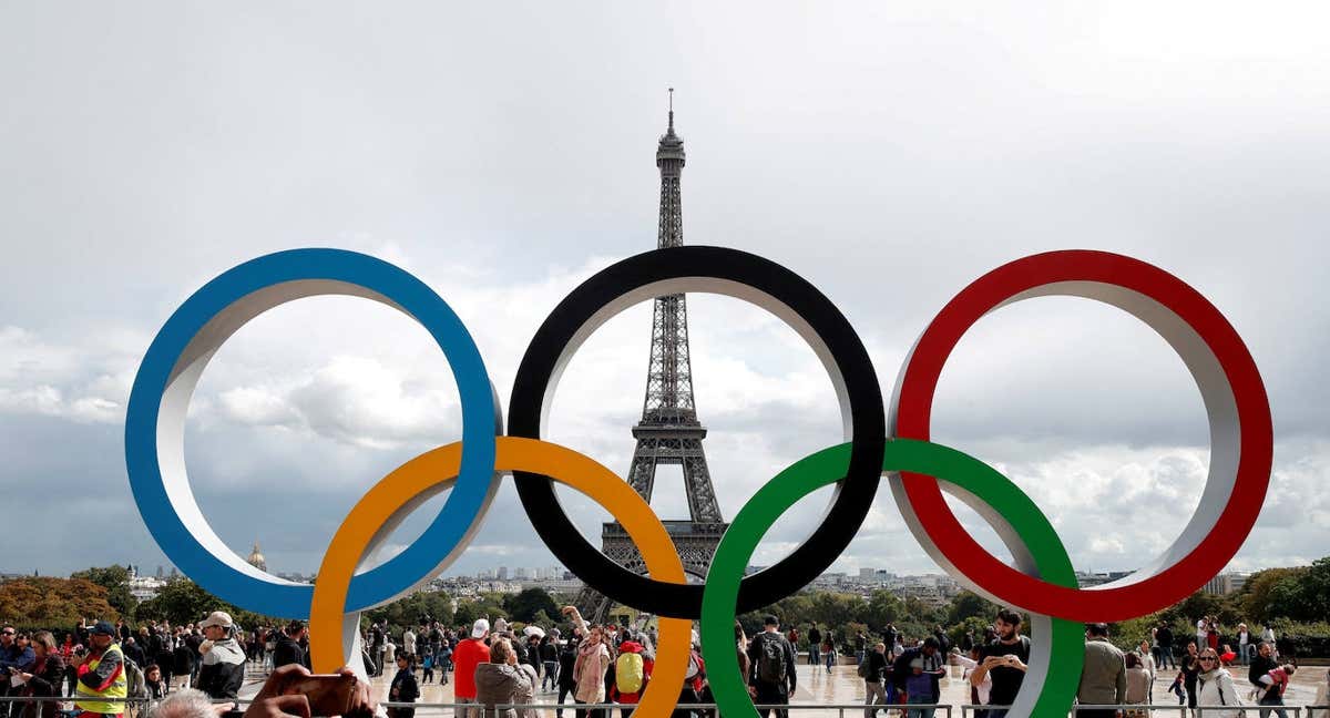 Los aros olímpicos, con la Torre Eiffel de fondo en París. /REUTERS/Benoit Tessier