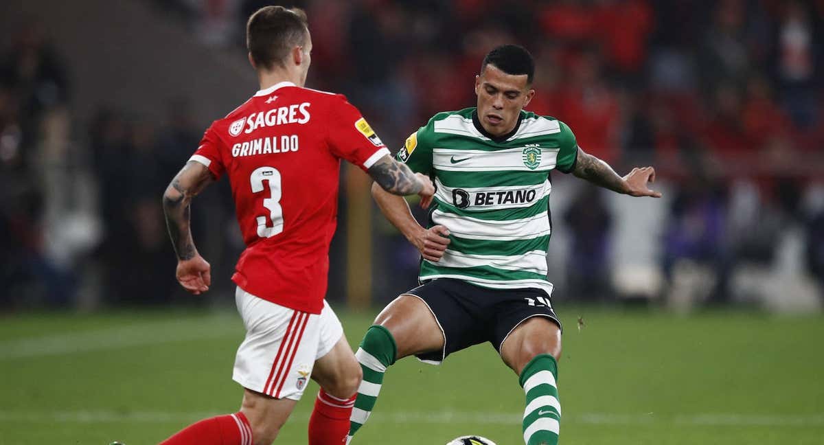 Pedro Porro, en un derbi con el Sporting frente al Benfica. /REUTERS