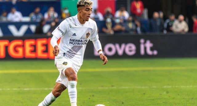 Surrealista: Barça y Los Ángeles Galaxy no saben si el transfer por Julián Araujo entró a tiempo