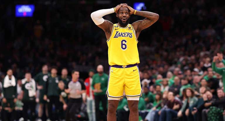LeBron James se lamenta tras una decisión arbitral.