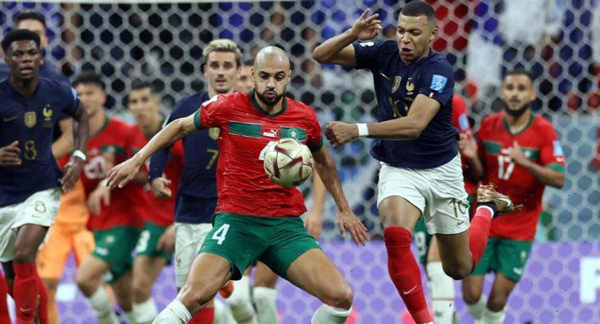 Kylian Mbappé pugna con Sofyan Amrabat en la semifinal del Mundial de Qatar. /EFE