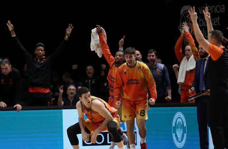 El Barça reacciona a tiempo, Valencia Basket sigue imparable y Baskonia naufraga ante el colista